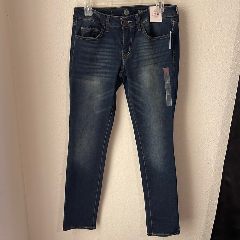 Skinny low rise super soft 31” inseam jeans size 9 never worn tags attached